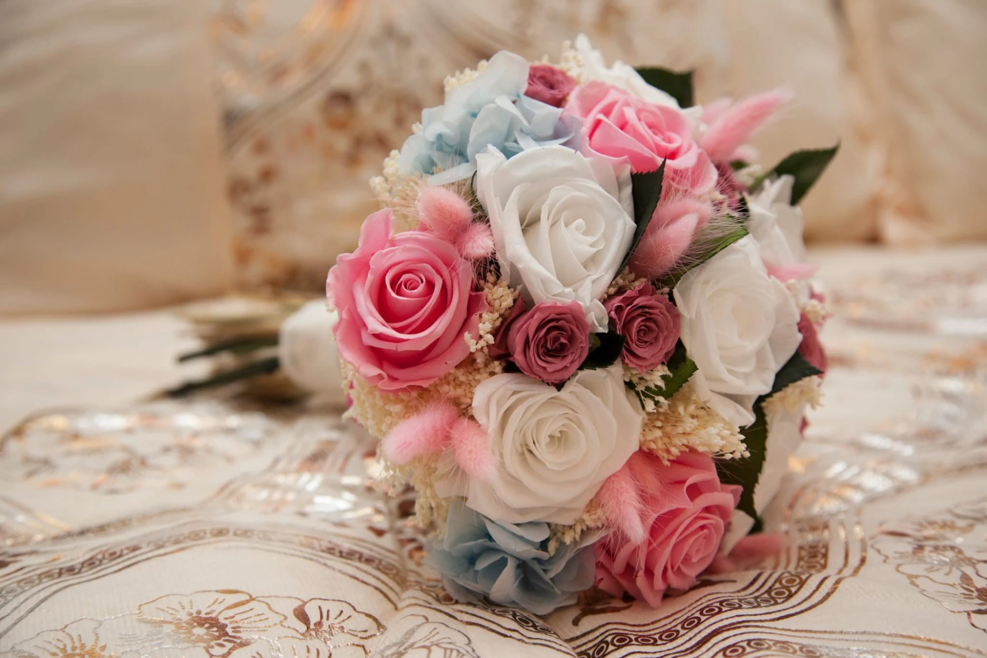 Ramo de novia de rosas rosas y blancas, hortensia azul y lagurus